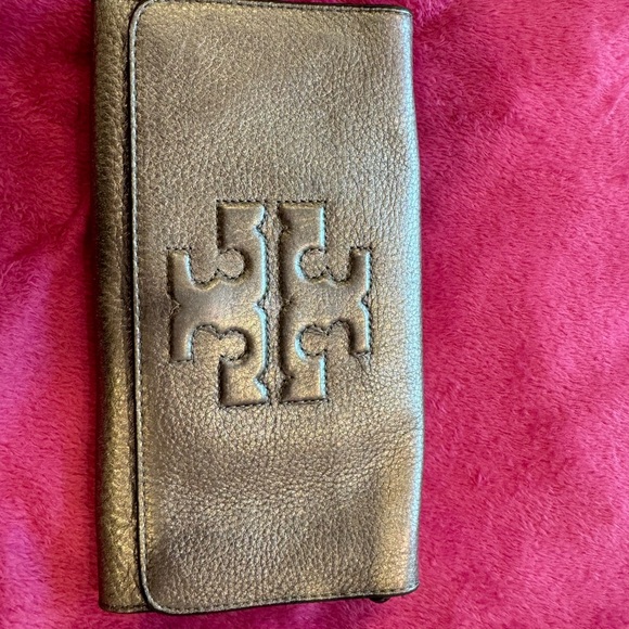 Tory Burch metallic foldover clutch. “Like New condition” - Picture 4 of 6